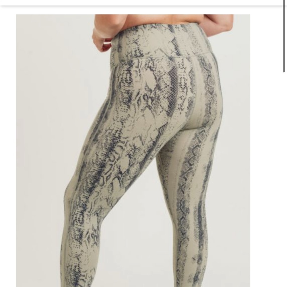 ~PLUS~NWT- Python Print Leggings - Picture 5 of 6